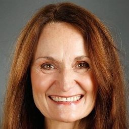 貝絲·格蘭特 - 工廠女孩演員 飾演Julia Warhol