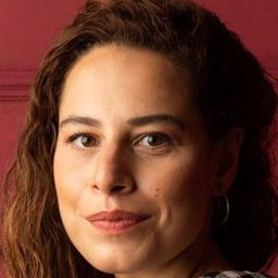 阿絲莉·安南迪克 飾演 Aslı