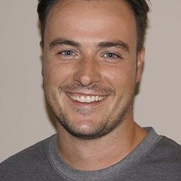 Christopher John Jennings 飾演 Lars