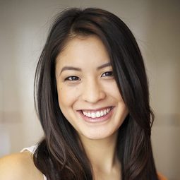 J.J. Fong 飾演 Yoga Instructor