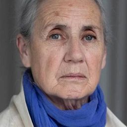 Guylène Péan 飾演 Dame maison de retraite