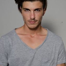 Gabriel Omri Loukas 飾演 Guy