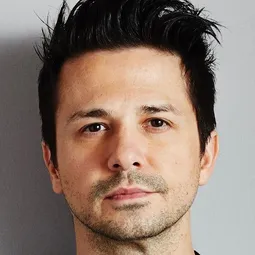 佛萊迪·蘿利葛茲 - 布裡斯堡演員 飾演Garver