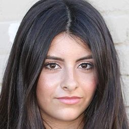 Linda Victoria Romo - 初戀上女孩演員 飾演Lexi