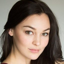 Melanie Stone 飾演 Beth