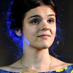 Mathilde Courcol-Rozès 飾演 Nina