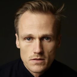 Tobias Carlsson 飾演 Police Officer