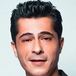 İsmail Hacıoğlu 飾演 Mert