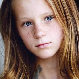 Charlotte Labadie - 甜心殺手演員 飾演Hallway Girl / Violet