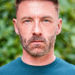 Gordon Hickey - 四個阿媽搞邊科演員 飾演Billy