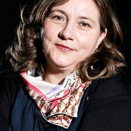 Bettina Stucky 飾演 Magda