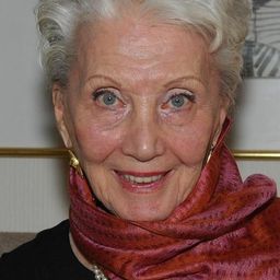 Lucienne Legrand 飾演 Miss Jacquier, landlady