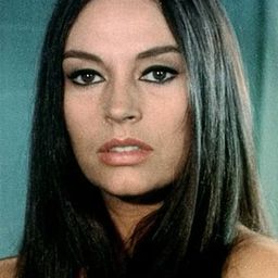 Diana Lorys 飾演 Fanny