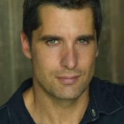 John Newton 飾演 Antonio Vizintín