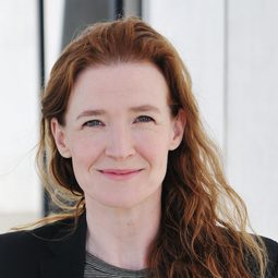 Julika Jenkins 飾演 Regina