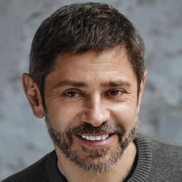 瓦列里·尼古拉耶夫 飾演 Boris