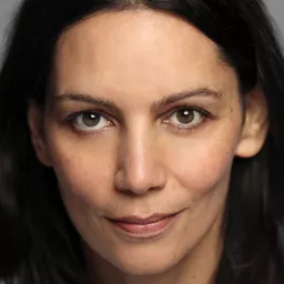 Sasha Behar 飾演 The Bomber's Wife