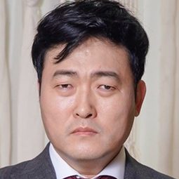 李準赫 - 屠夫小姐演員 飾演Choi Joong-Ki