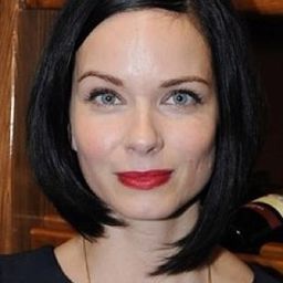 Zuzana Šulajová 飾演 Matka Valerie a Lucie