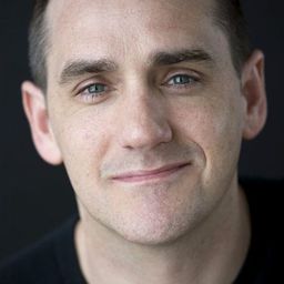 Ian Hughes 飾演 Hippie #1