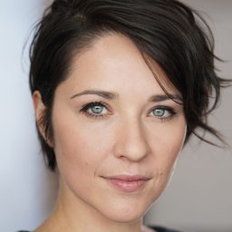 Mariana Novak - 度假好友2：加勒比之亂演員 飾演Female Traveler