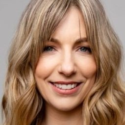 Krisztina Koltai 飾演 Marta