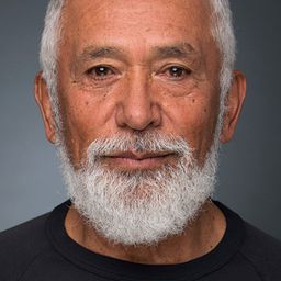 George Henare 飾演 Tupa