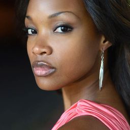 Trinecia Moore-Pernell 飾演 Nurse Joyce