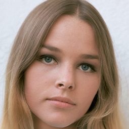 蜜雪兒·菲利浦斯 - 峽谷中的回音演員 飾演Self