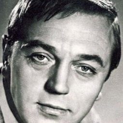 Anatoli Romashin 飾演 Dr. Armstrong