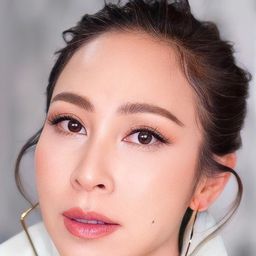 Suwatjanee Chaimusik 飾演 Grandma