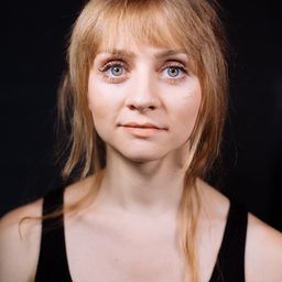 Alina Petricã 飾演 Isabella