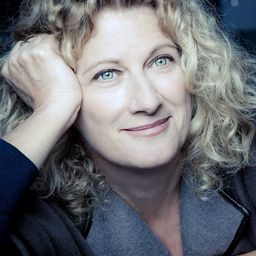 安潔拉·費諾契亞蘿 飾演 Prof.ssa Wanda Pacini