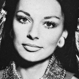 Evelyn Opela 飾演 Tatjana