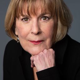 Cynthia Mace 飾演 Lucy Bard