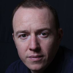 Robin Laing 飾演 Radioman Baker