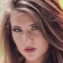 Candice Fawcett 飾演 Carrie