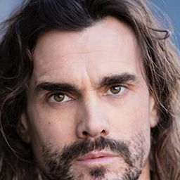 Eric Michael Cole 飾演 Aaron