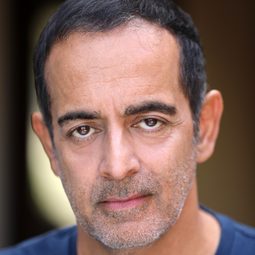 Sanjay Chandani 飾演 Sunil