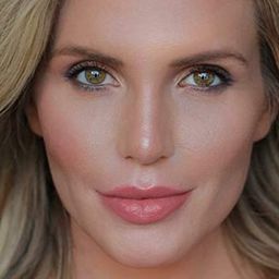 Kate Watson 飾演 Makeup Tutorial Instructor