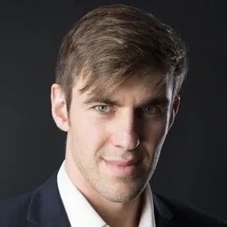 Dmitrious Bistrevsky - 扭曲人演員 飾演The Crooked Man