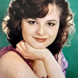 Azucena Hernández 飾演 Pura