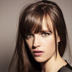 蘇珊娜·阿貝特瓦 - 餘愛裊裊演員 飾演Adrina