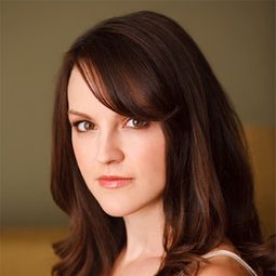 卡拉·蓋洛 - 賤鄰2演員 飾演Paula