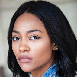 Natasha Marc 飾演 Gina