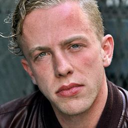 Chris Banks 飾演 Brian