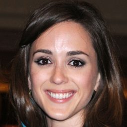 Christina Bennett Lind 飾演 Ariel