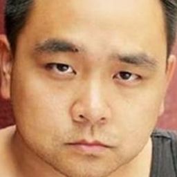 Raugi Yu 飾演 Howard Lee