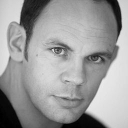 Dylan Charles 飾演 Bob Acres