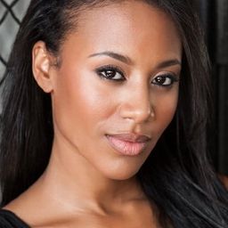 Stephanie Charles 飾演 Nina